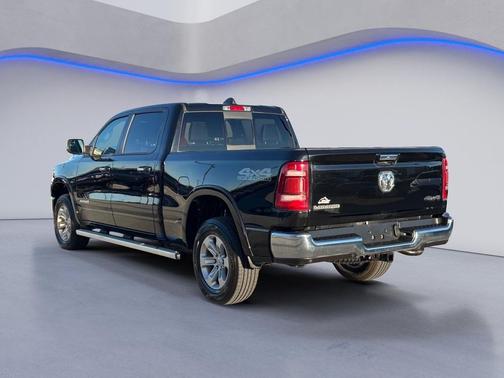 Diamond Black Crystal Pearlcoat 2022 RAM 1500 Laramie