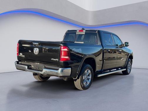 Diamond Black Crystal Pearlcoat 2022 RAM 1500 Laramie