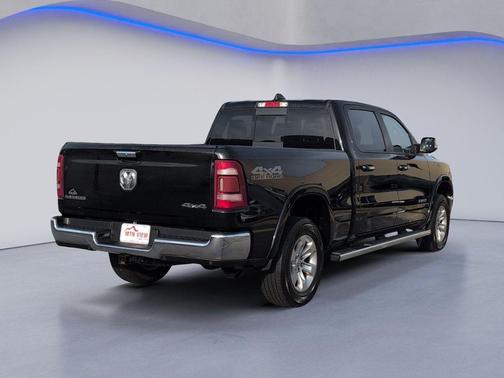 Diamond Black Crystal Pearlcoat 2022 RAM 1500 Laramie