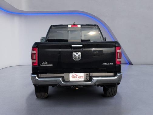 Diamond Black Crystal Pearlcoat 2022 RAM 1500 Laramie