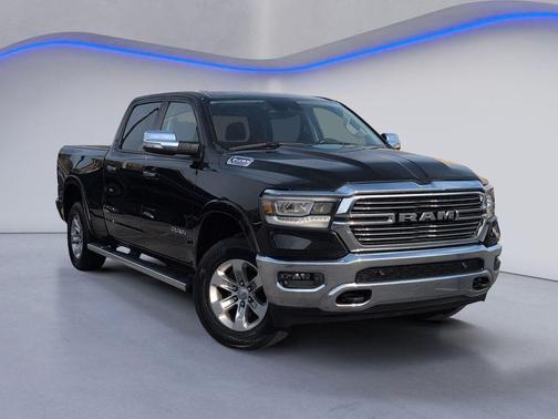 Diamond Black Crystal Pearlcoat 2022 RAM 1500 Laramie