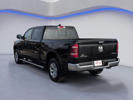 Diamond Black Crystal Pearlcoat 2022 RAM 1500 Laramie