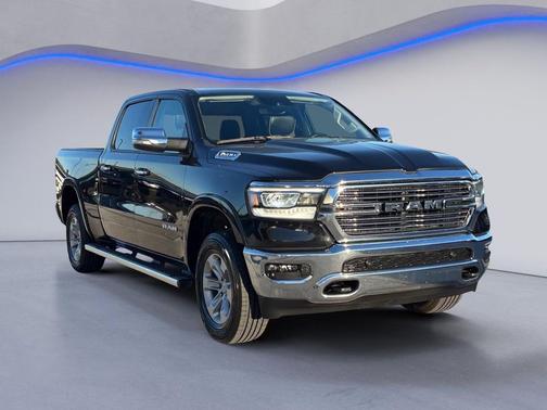 Diamond Black Crystal Pearlcoat 2022 RAM 1500 Laramie