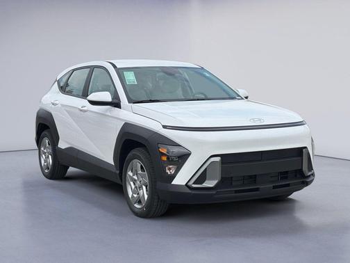 Atlas White 2027 Hyundai KONA SE