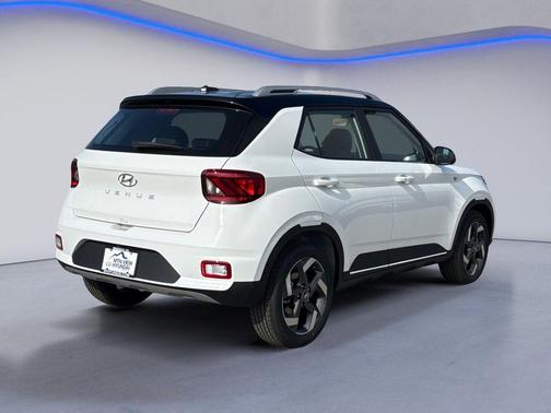 Lunar White w/Black Roof 2026 Hyundai VENUE SEL