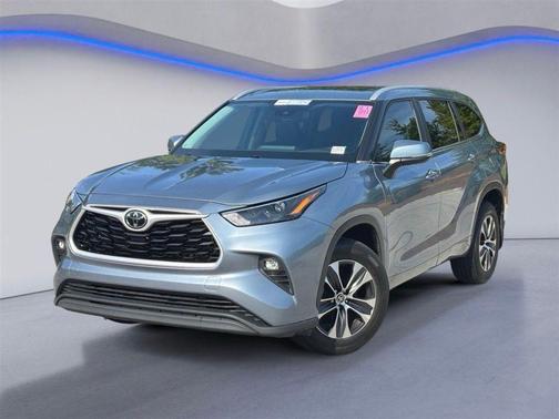 Moon Dust 2023 Toyota Highlander XLE