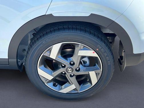 Lunar White w/Black Roof 2026 Hyundai VENUE SEL w/Two-Tone Roof