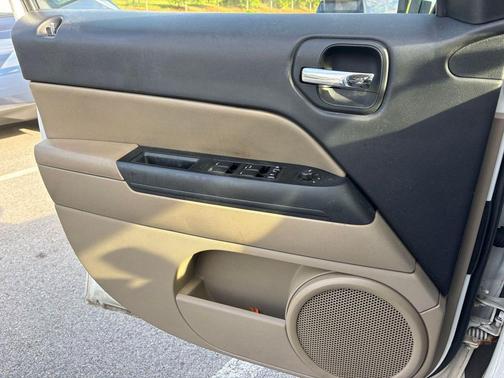 Bright White Clearcoat 2013 Jeep Patriot Latitude