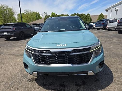 Blue / Black 2024 Kia Seltos S