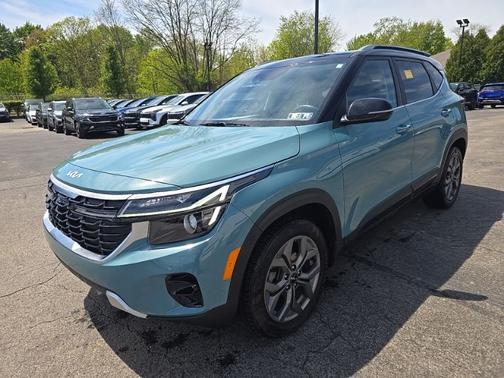 Blue / Black 2024 Kia Seltos S