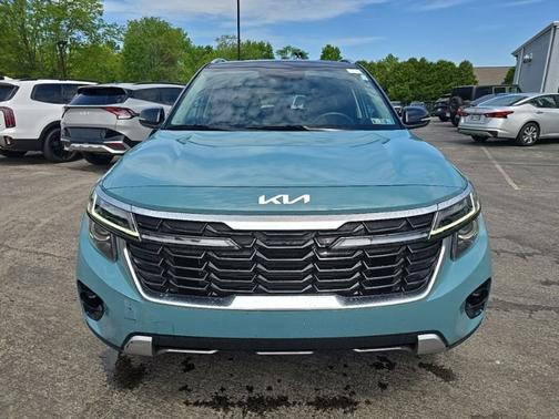 Blue / Black 2024 Kia Seltos S