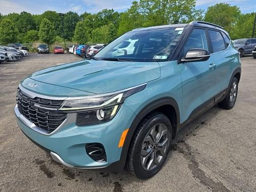 Blue / Black 2024 Kia Seltos S
