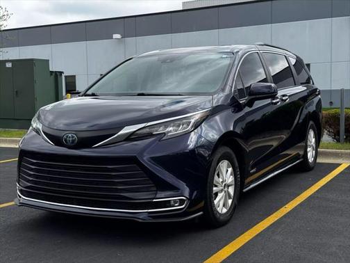 2021 Toyota Sienna XLE 8 Passenger