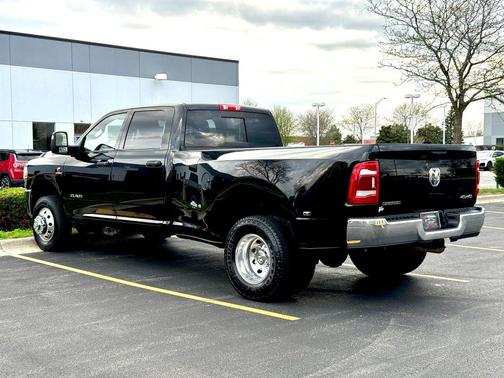 Diamond Black Crystal Pearlcoat 2024 RAM 3500 Big Horn Crew Cab 4x4 8' Box