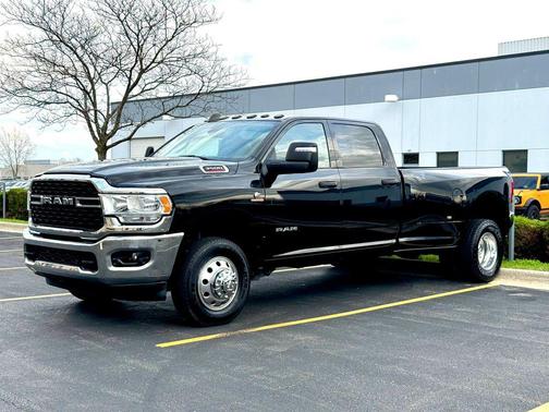 Diamond Black Crystal Pearlcoat 2024 RAM 3500 Big Horn Crew Cab 4x4 8' Box