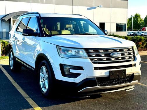 White 2016 Ford Explorer XLT