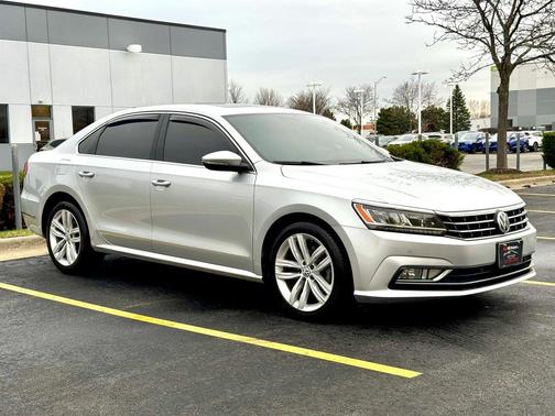 Reflex Silver Metallic 2018 Volkswagen Passat 2.0T SE