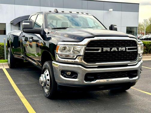Diamond Black Crystal Pearlcoat 2024 RAM 3500 Big Horn Crew Cab 4x4 8' Box