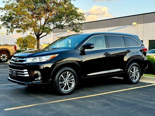 Midnight Black Metallic 2019 Toyota Highlander XLE
