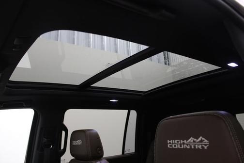 Iridescent Pearl Tricoat 2021 Chevrolet Suburban HIGH COUNTRY