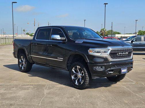 Diamond Black Crystal Pearlcoat 2023 RAM 1500 Limited