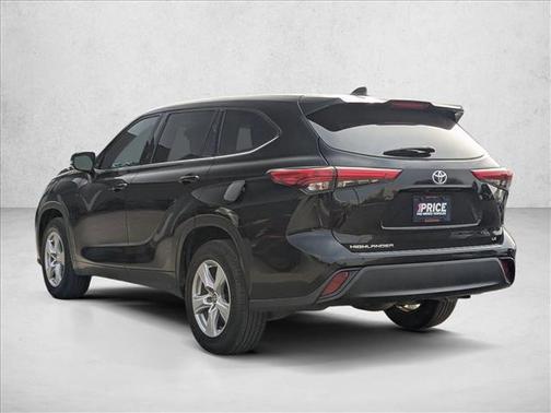 Midnight Black Metallic 2022 Toyota Highlander LE