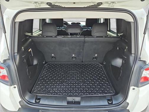 Alpine White Clearcoat 2023 Jeep Renegade Latitude