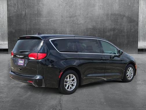 2022 Chrysler Voyager LX