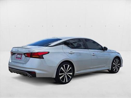 2022 Nissan Altima SR FWD