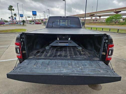 Diamond Black Crystal Pearlcoat 2020 RAM 3500 Laramie Crew Cab 4x4 8' Box