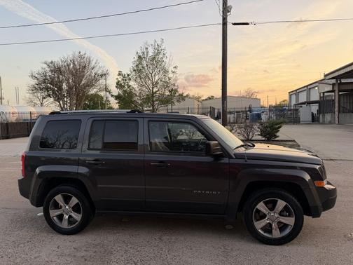 Granite Crystal Metallic Clearcoat 2016 Jeep Patriot High Altitude