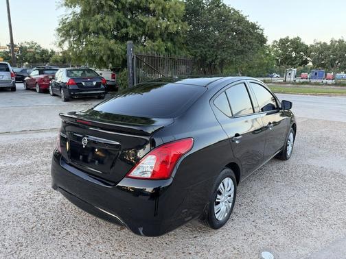 Super Black 2018 Nissan Versa 1.6 S+