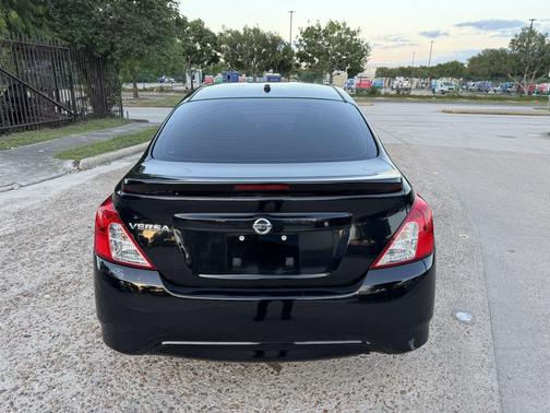 Super Black 2018 Nissan Versa 1.6 S+