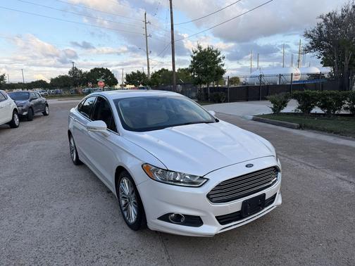White 2014 Ford Fusion SE