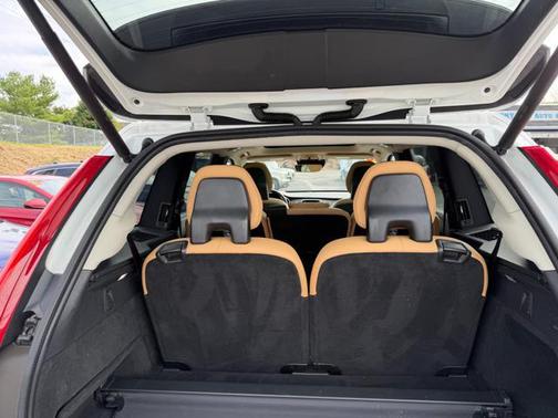 Crystal White Pearl 2016 Volvo XC90 T6 Momentum