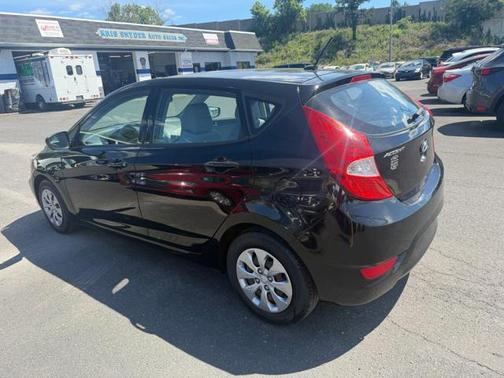 Ultra Black Pearl 2017 Hyundai Accent SE