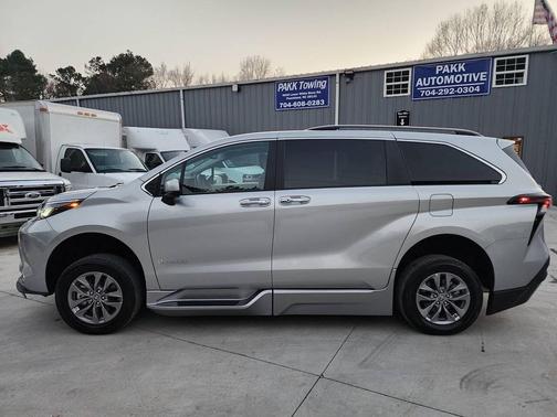 2023 Toyota Sienna XLE 8 Passenger