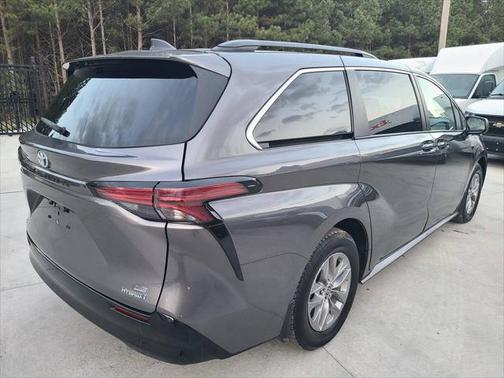 2022 Toyota Sienna LE
