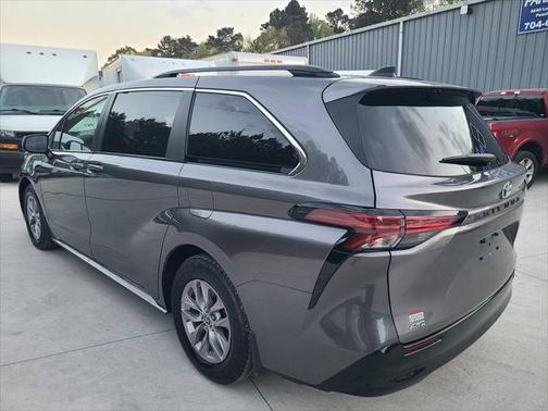 2022 Toyota Sienna LE