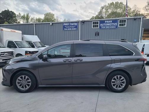 2022 Toyota Sienna LE