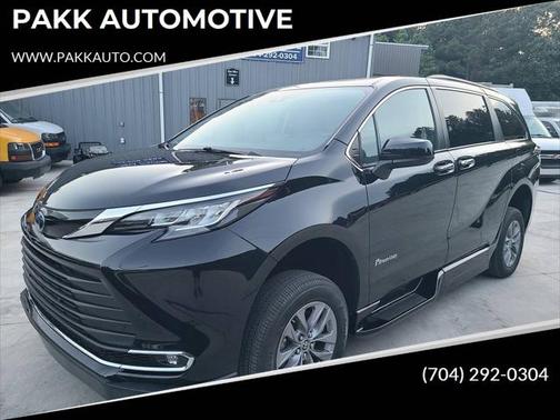2022 Toyota Sienna XLE 8 Passenger