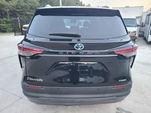 2022 Toyota Sienna XLE 8 Passenger