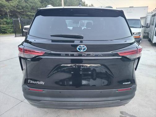 2022 Toyota Sienna XLE 8 Passenger