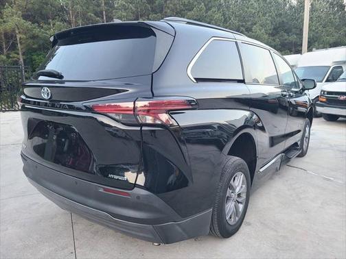 2022 Toyota Sienna XLE 8 Passenger