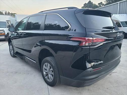 2022 Toyota Sienna XLE 8 Passenger