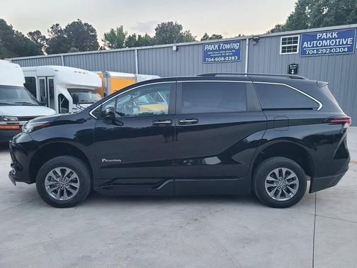 2022 Toyota Sienna XLE 8 Passenger