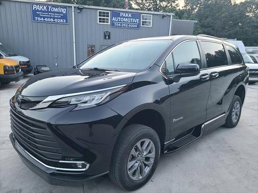 2022 Toyota Sienna XLE 8 Passenger