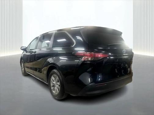 2022 Toyota Sienna LE