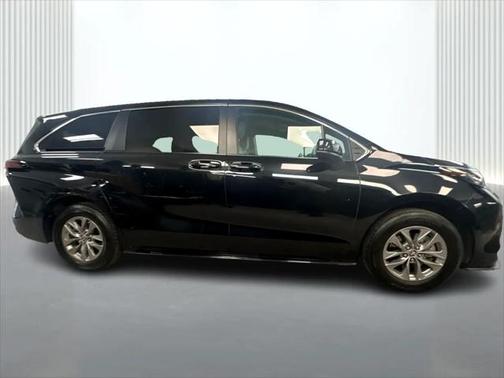 2022 Toyota Sienna LE