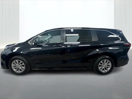 2022 Toyota Sienna LE
